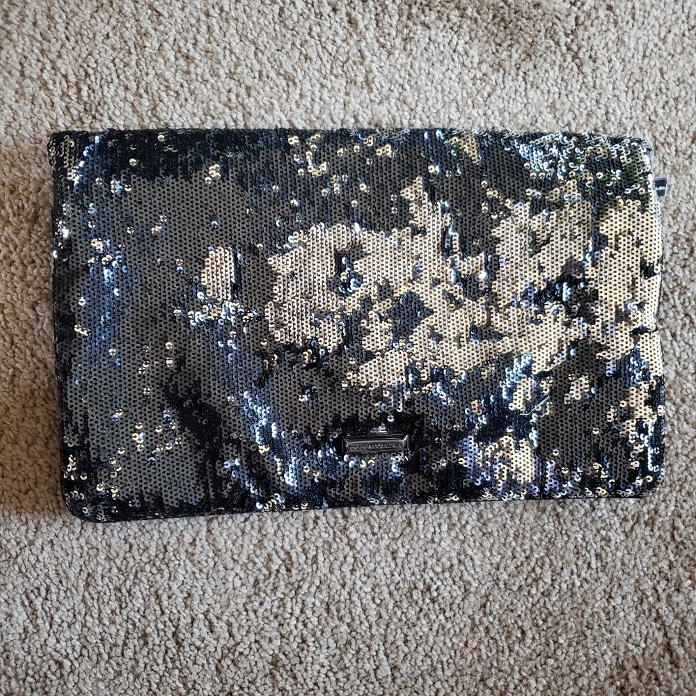 🚨⚡️(flash sale)⚡️🚨--BCBG Sequined foldover envelop Clutch